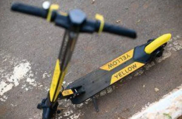DF: homem leva patinete da Yellow para casa e vai parar na delegacia