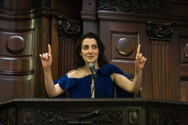 Crítica: Eleita ri da política brasileira, pois é o melhor a se fazer