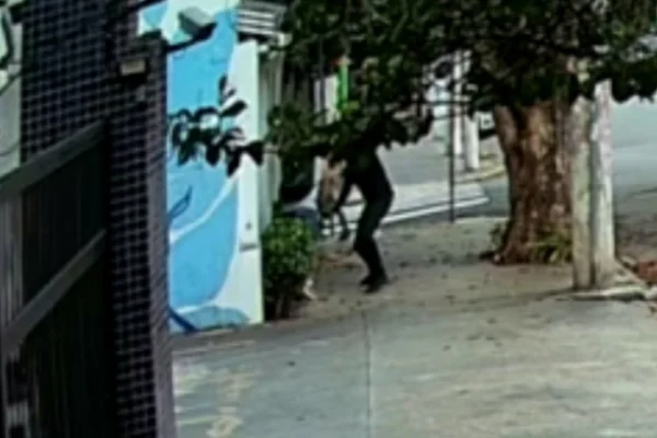 Vídeo: câmera de rua registra homem esfaqueando porteiro em Perdizes