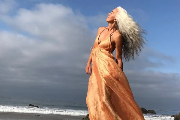 Cabelos brancos: mulheres têm aderido com orgulho ao visual grisalho