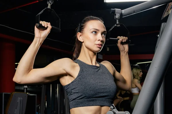 Foto colorida de mulher treinando - Metrópoles