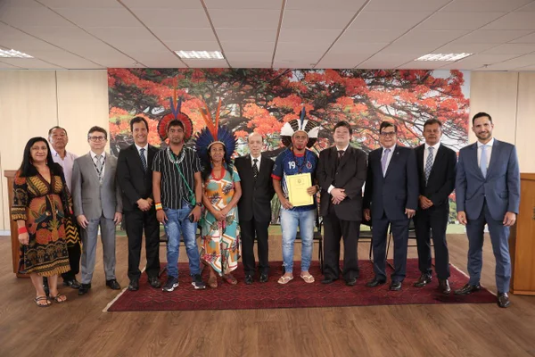TJDFT inicia semana “Registre-se” com entrega de certidão a indígena