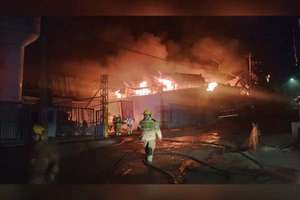 Fábrica atingida por incêndio em BH estava irregular, dizem bombeiros