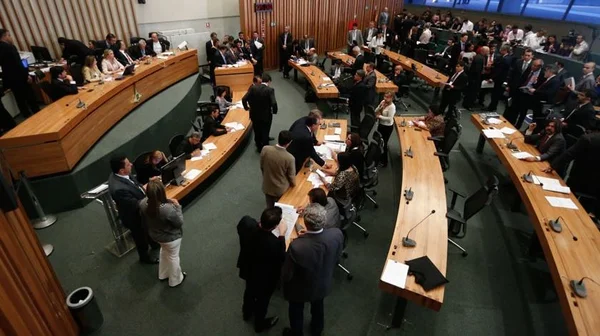 Câmara aprova Uber, mas deixa com o Executivo limitação de veículos