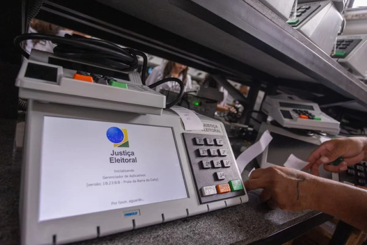 TRE-DF inicia carga e lacração de mais de 6 mil urnas para eleições TRE-DF inicia carga e lacração de mais de 6 mil urnas para eleições