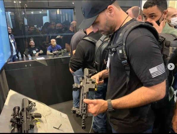 Eduardo Bolsonaro troca farpas com senador sobre projeto de armas
