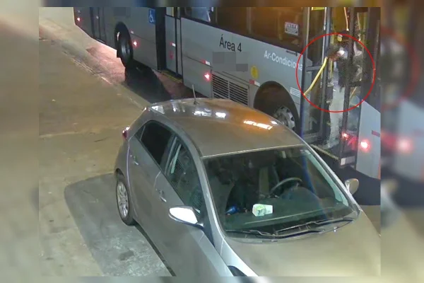 Homem aproveita descuido, desce de ônibus e furta celular caído na rua