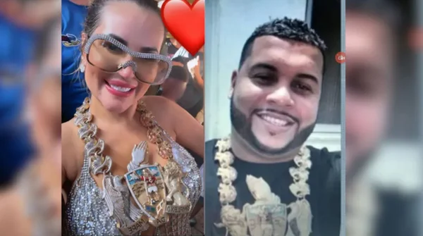 mulher loira usando colar e homem de barba sorrindo