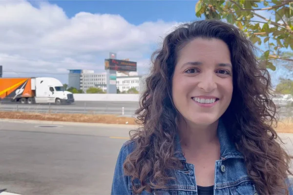 Mulher que pôs outdoor para achar marido engata namoro na Califórnia