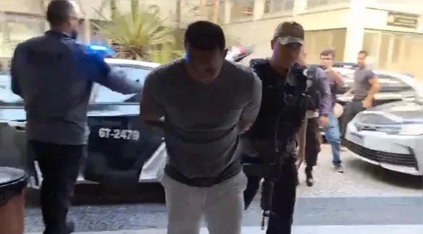 Imagem colorida de assassinos de vereador, jornalista e filho de político sendo presos em Maricá (RJ) - Metrópoles
