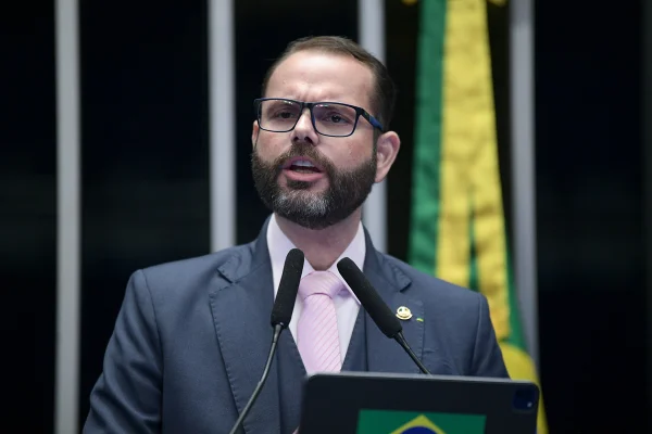 Imagem colorida mostra Em discurso, à tribuna, senador Jorge Seif (PL-SC) - Metrópoles