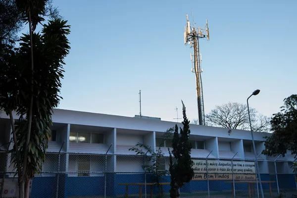Distritais aprovam projeto que mantém antenas de telefonia nas escolas