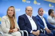 Atualmente, os uniformes são adquiridos por meio de pregões eletrônicos. A última licitação resultou na contratação de seis empresas, todas de fora do Distrito Federal, localizadas em estados como Goiás, Minas Gerais, Paraná e Santa Catarina. Para valorizar a produção local e tornar o processo mais ágil e eficiente, a SEEDF optou por adotar um sistema semelhante ao do Cartão Material Escolar.