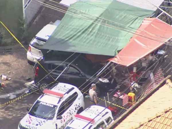 Carro invade feira e deixa 10 pessoas feridas na zona leste de SP