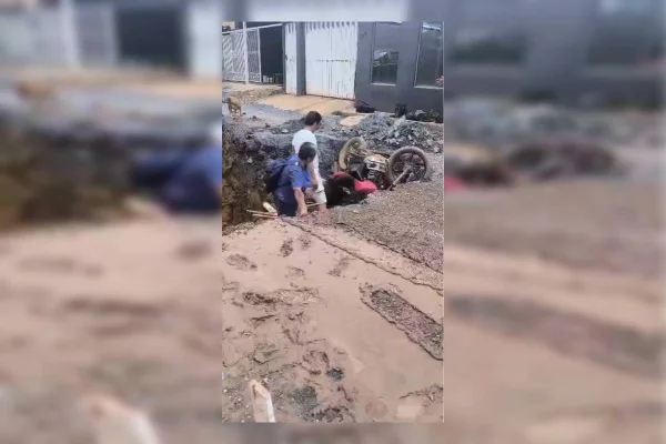 Motocicleta engolida por cratera em Vicente Pires