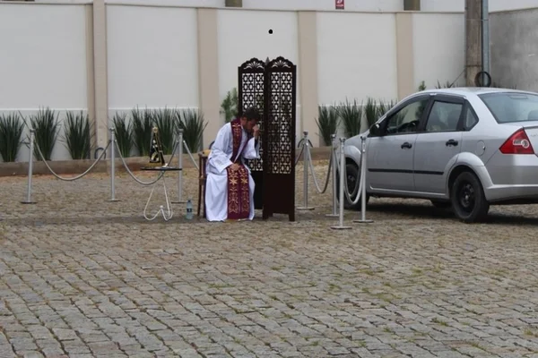 PADRE ATENDE CONFISSÃO