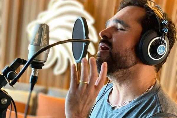 Luciano Camargo cantando em estúdio