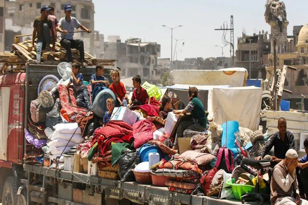 Imagem colorida de famílias em Gaza continuam a ser forçadas a encontrar locais mais seguros para se abrigar - Metrópoles