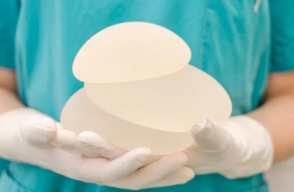 “Novo normal”: por que mulheres estão retirando seus implantes de silicone?