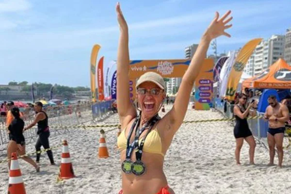 Foto colorida da atriz Bruna Linzmeyer usando biquíni - Metrópoles