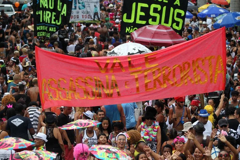 Foliões exibem faixas de protesto durante o desfile do tradicional bloco Cordão da Bola Preta pelas ruas do centro do Rio de Janeiro, nesta manhã de sábado Foliões exibem faixas de protesto durante o desfile do tradicional bloco Cordão da Bola Preta pelas ruas do centro do Rio de Janeiro, nesta manhã de sábado