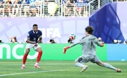 Mbappé recebe de Olise e finaliza para fazer o terceiro gol da França contra a Suécia