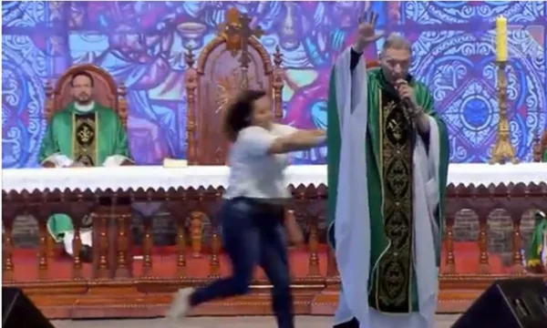 Padre Marcelo Rossi não registra BO contra mulher que o empurrou