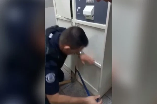 criança presa guarda volume armario holambra sao paulo