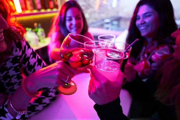 Imagem colorida de mulheres tomando drink - Metrópoles