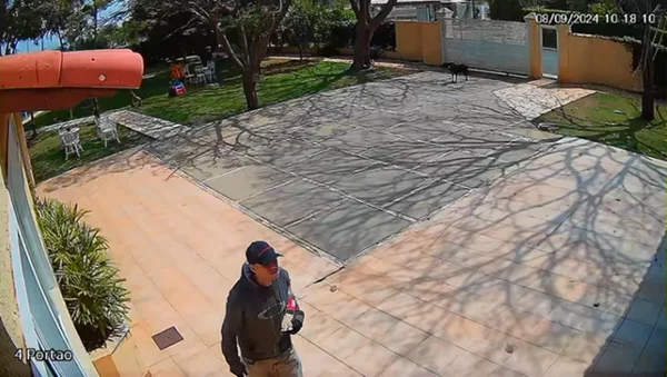 Homem furtando mansão