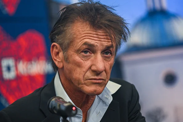 Sean Penn diz que destruirá estatuetas se Zelensky for vetado no Oscar