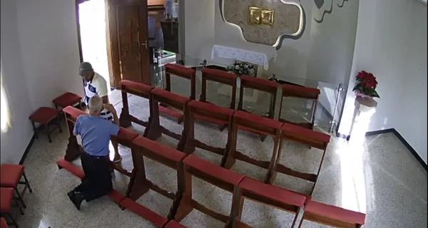 Vídeo mostra idoso sendo assaltado dentro da igreja enquanto rezava