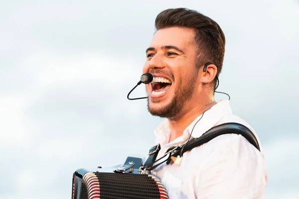 Luan Estilizado cantando
