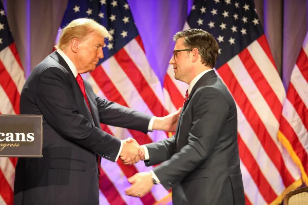 Imagem colorida de Donald Trump e Mike Johnson - Metrópoles