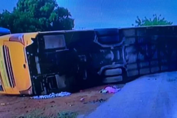 Cinco pessoas morrem e 21 ficam feridas após ônibus tombar na Bahia