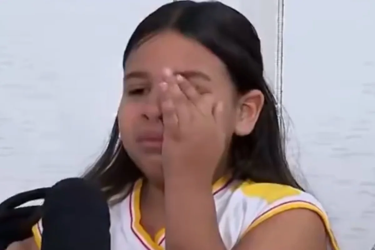 Ao falar da mãe, a garota chorou ao vivo Ao falar da mãe, a garota chorou ao vivo