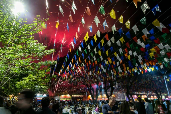 Justiça do DF impõe limite de horário para menores em festas juninas