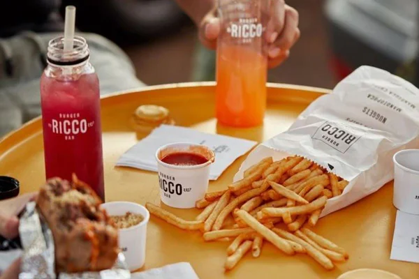 Tonel com batata frita e sucos da Ricco Burger