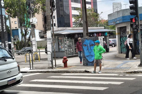 Imagem mostra pedestre diante de um dos semáforos em São Paulo - Metrópoles