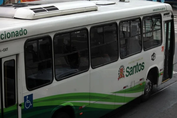 Imagem colorida mostra ônibus da cidade de Santos, onde homem foi pego importunando mulher sexualmente - Metrópoles