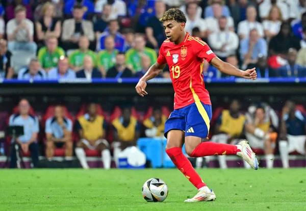Lamine Yamal em campo com a Espanha