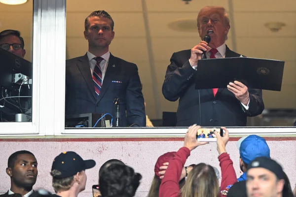 Imagem de Donald Trump em partida da NFL quando foi vaiado pelo estádio - Metrópoles