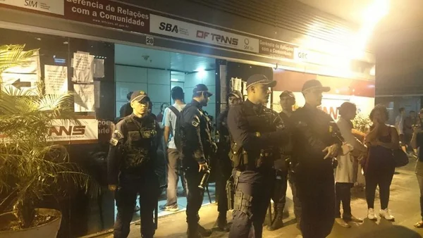Estudantes protestam e ocupam a sede do DFTrans na Rodoviária
