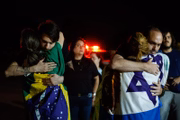Jair Renan e Carlos Bolsonaro cumprimentam apoiadores