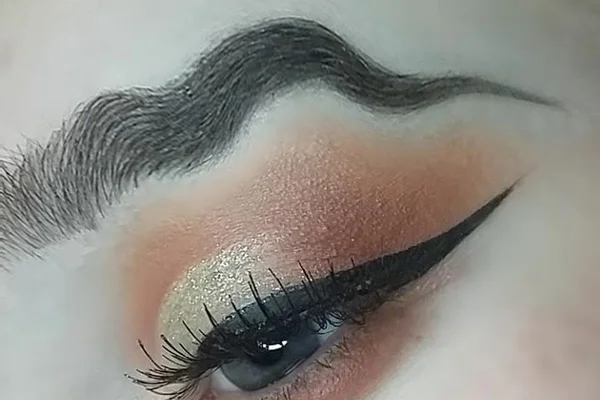Sobrancelhas com desenho de onda são a nova moda no Instagram