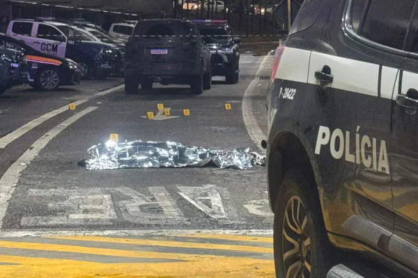 Corpo do empresário Antônio Vinicius Gritzbach coberto na cena do crime - Metrópoles