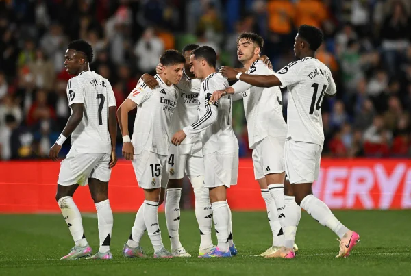 Imagem colorida dos jogadores do Real Madrid - Metrópoles