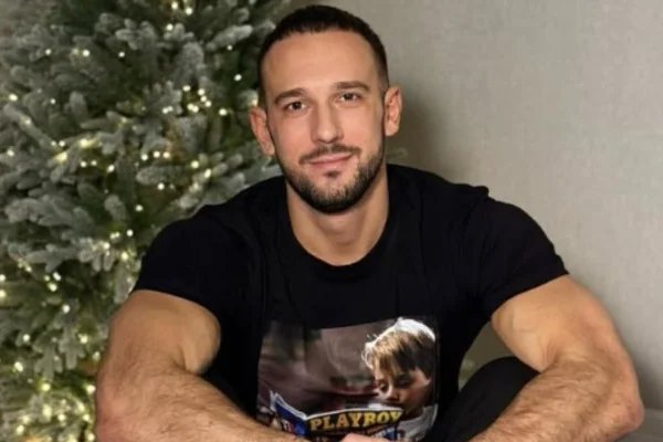 Foto colorida de homem em boa forma, vestido de camisa preta - Metrópoles.