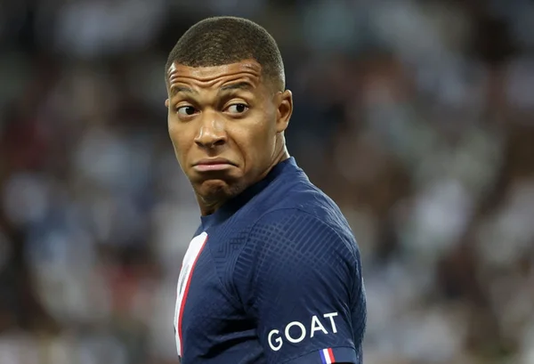 Imagem colorida de Mbappé fazendo careta - Metrópoles