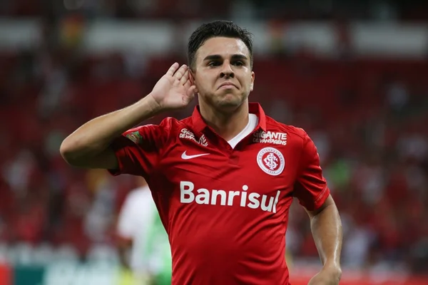 Ex-presidente do Inter dá soco em jornalista ao vivo em programa de TV